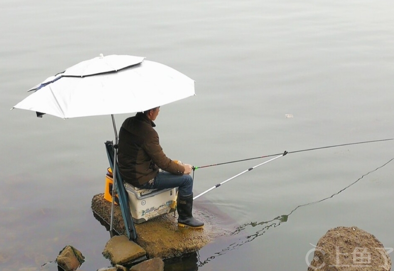 初秋雨天钓鱼技巧