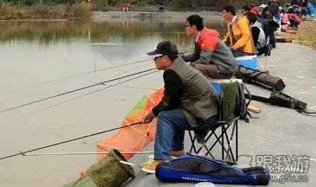 钓草鱼技巧：一定要选用结实可靠的钓鱼竿和渔具