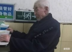 89岁老人走失 拿着两条鲫鱼去面馆换面条吃