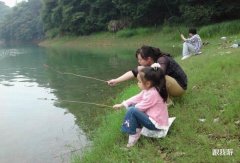 钓鱼技巧，偶尔也带上家人野钓，远出野钓要注意！